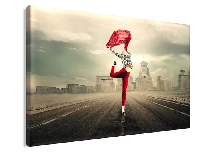 Tanzende rundum-sorglose Frau mit einem roten Tuch in den Händen